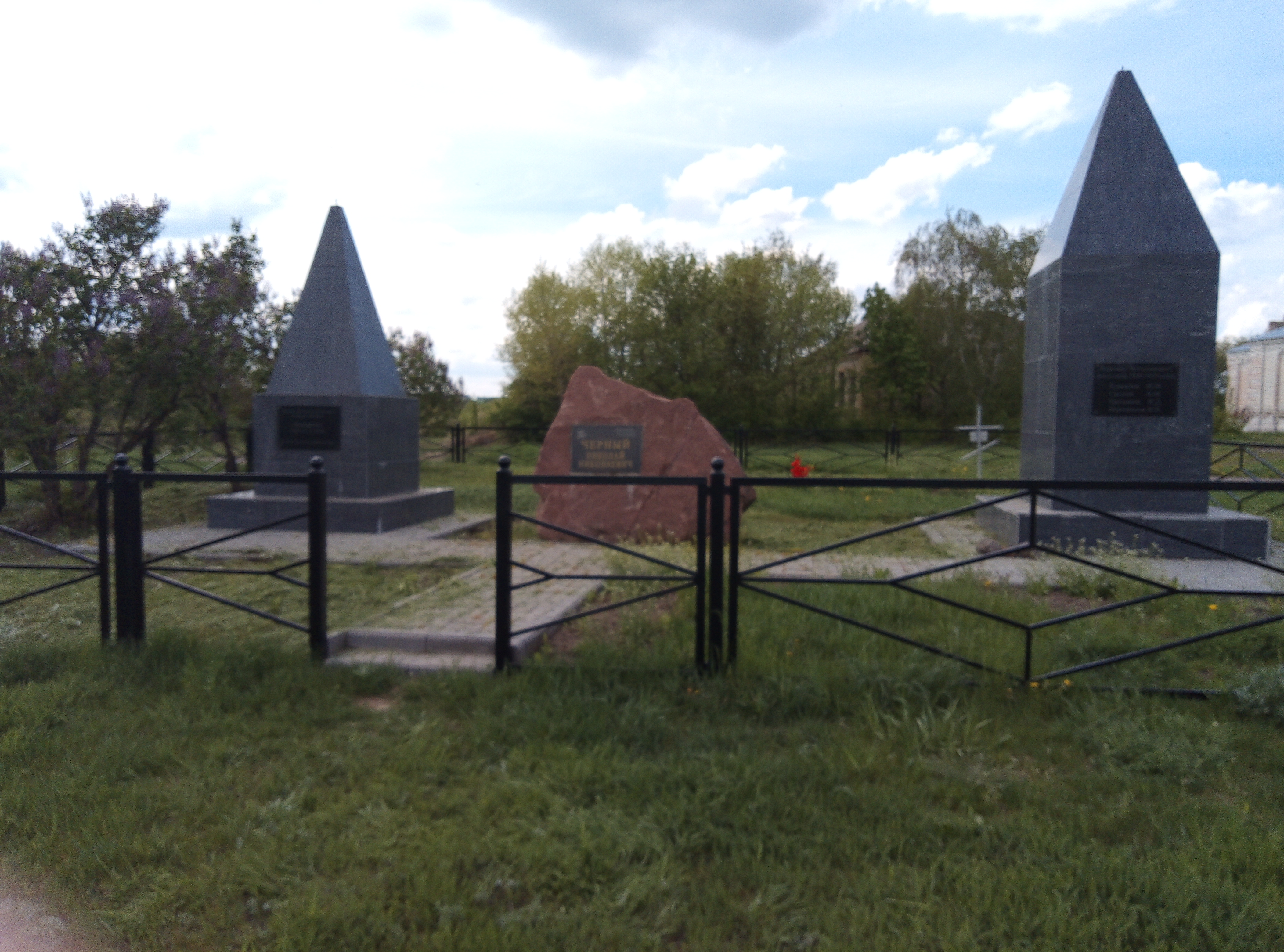 памятник погибшему летчику Черному Н.Н. и памятник погибшим в годы гражданской войны.